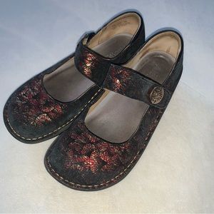 Alegria Mary Jane Black and Red Drama Pattern Comfortable